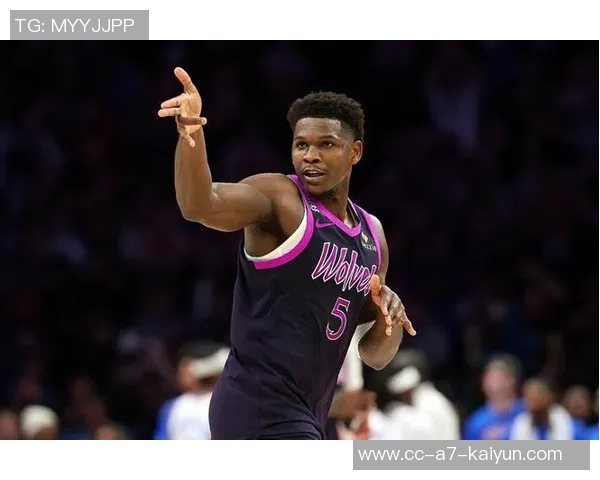 爱德华兹半场表现出色9投6中砍下15分三分球完美命中助力球队奋勇争先